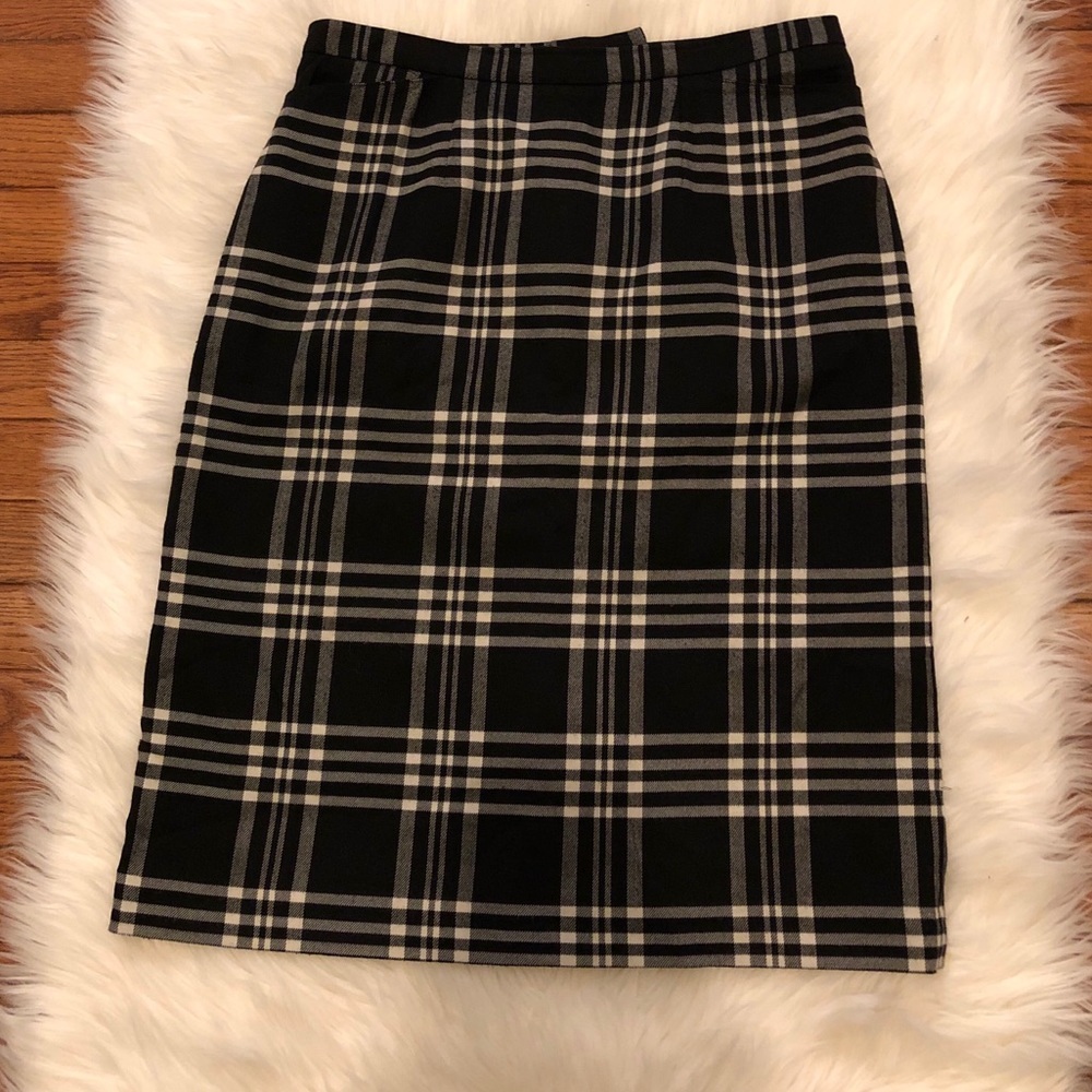 Casual corner skirt.